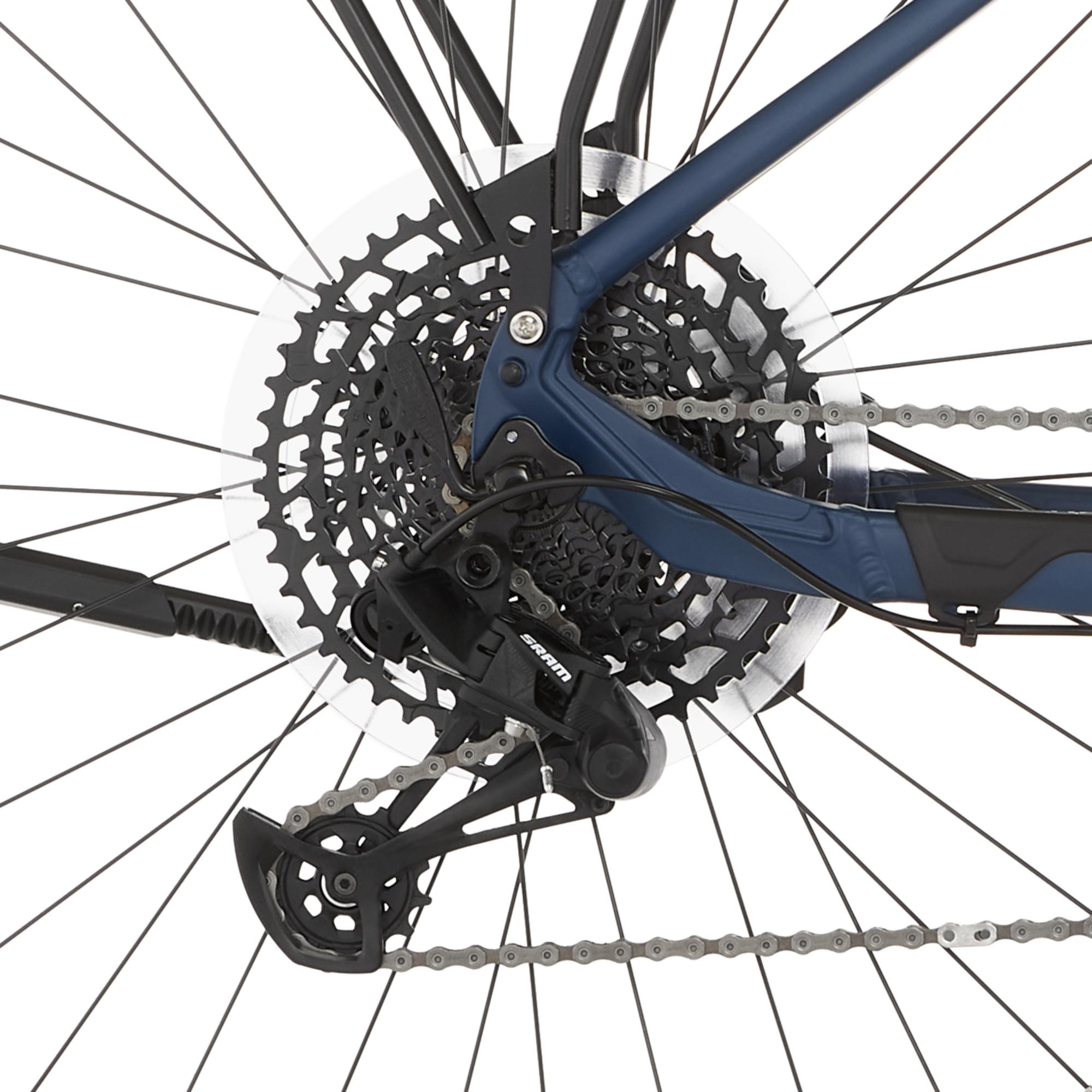 Nahaufnahme von Fahrradzahnrädern und Kette. Hinterrad, Zahnräder und Kette sind im Fokus.
