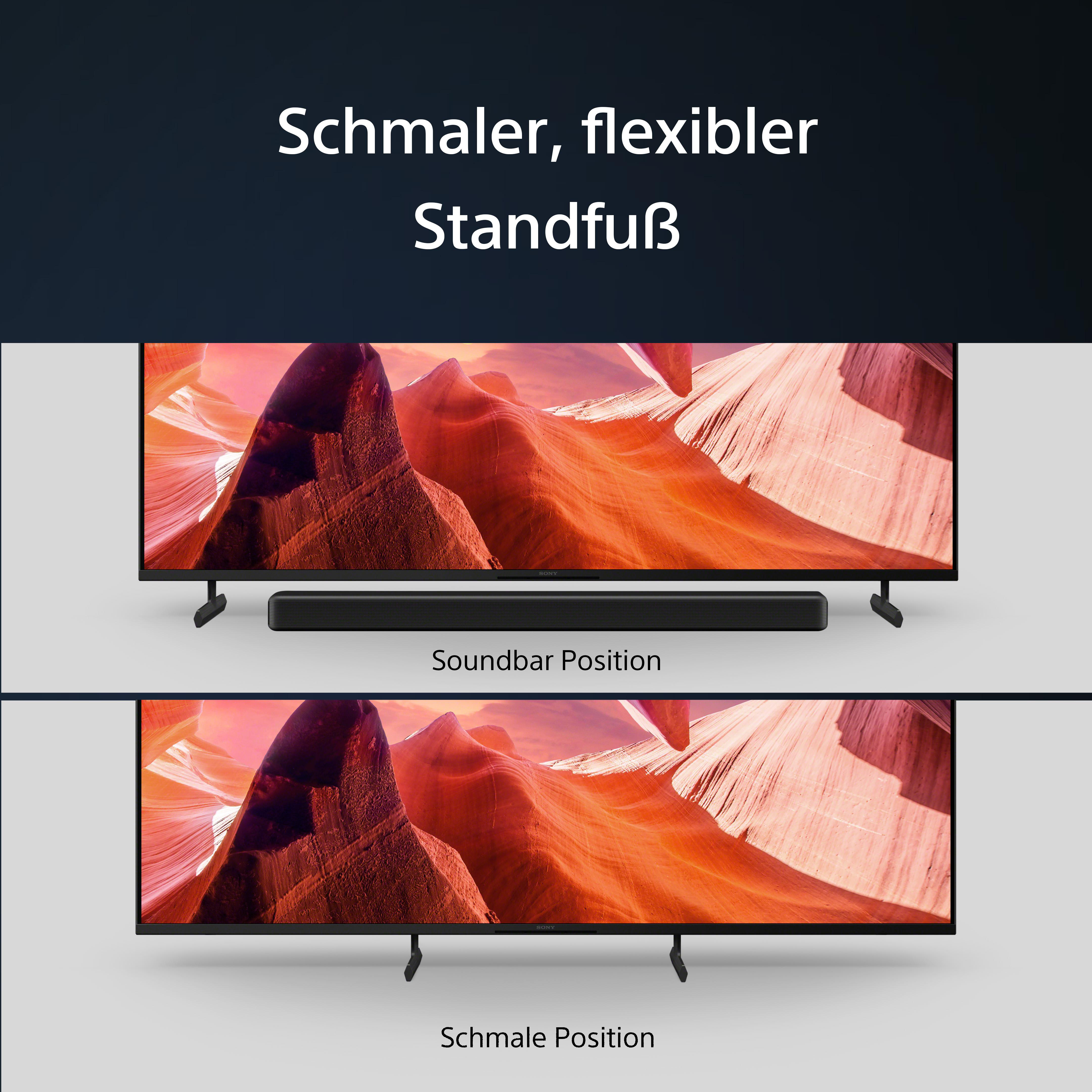 Zwei Fernseher mit unterschiedlichen Standfußpositionen. Einer mit Soundbar, der andere mit schmalem Ständer.