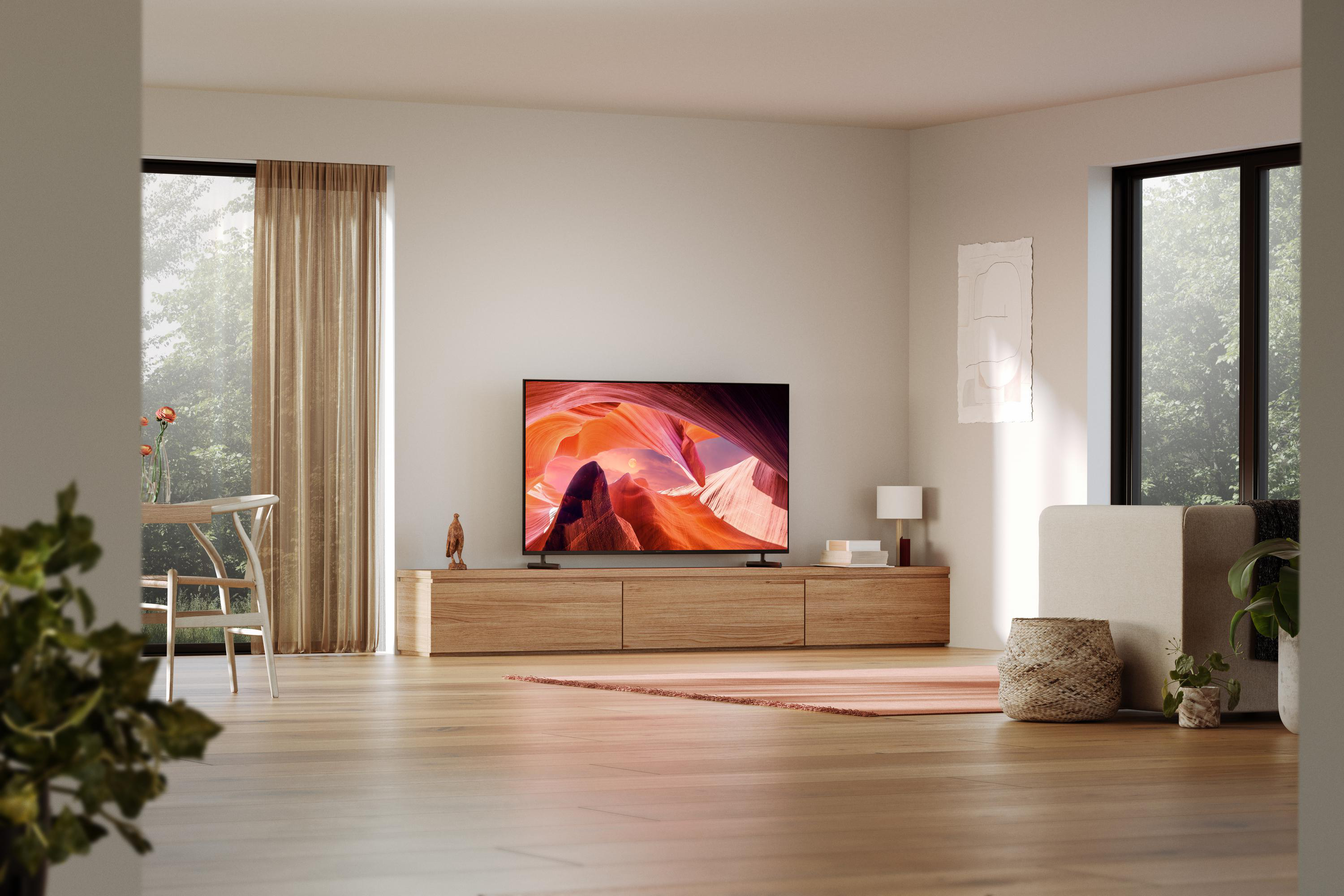 Modernes Wohnzimmer mit Fernseher auf Holzschrank, Teppich und Tageslicht.