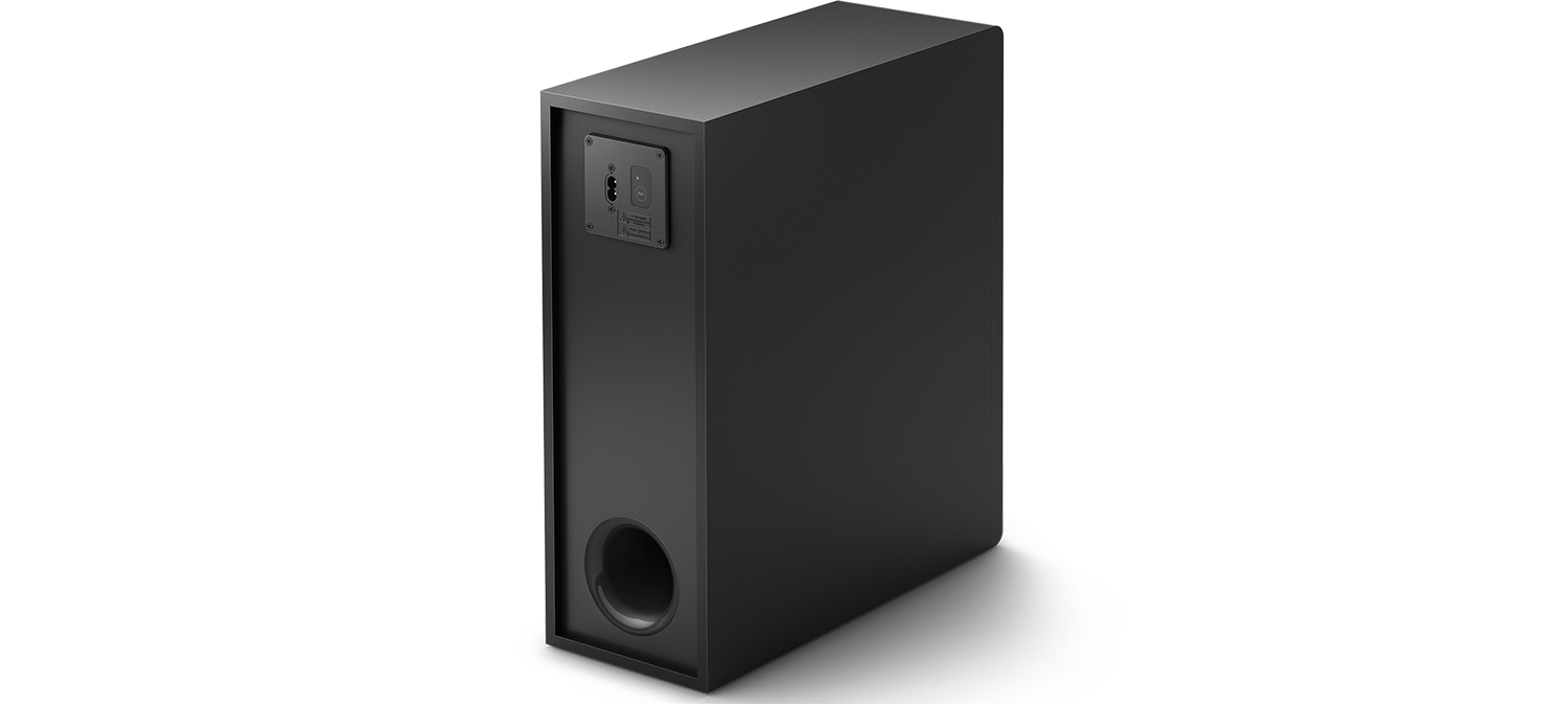 Een zwarte subwoofer op een witte achtergrond. Hij is rechthoekig met een ronde poort. De achterkant toont ingangen en stroom.