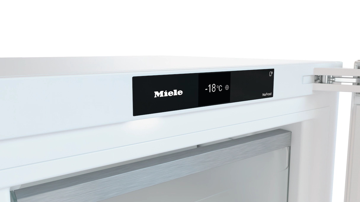 Nahaufnahme eines schwarzen Miele-Kühlschranks mit -18°C und NoFrost.