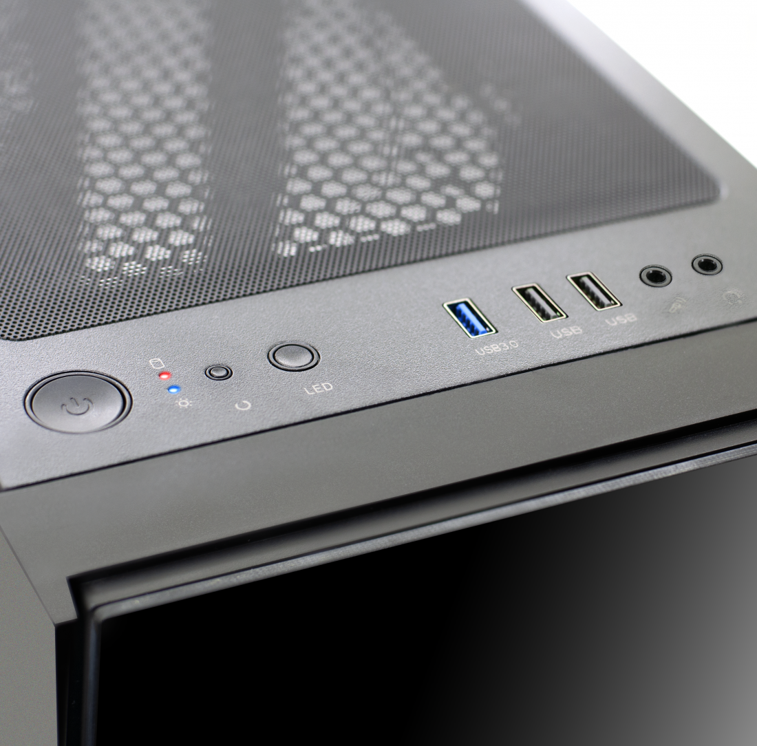 Számítógépház bekapcsológombbal, USB portokkal és LED-es jelzőkkel a felső panelen.
