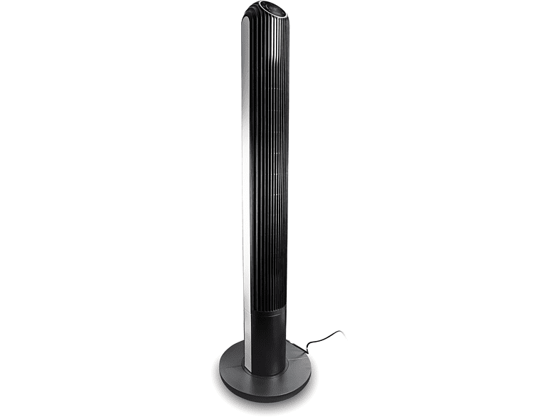 Egy magas, fekete-ezüst toronyventilátor áll a sötét háttér előtt.