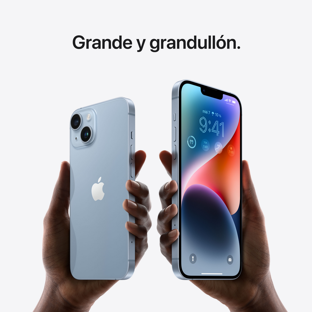 Manos sosteniendo dos iPhones azules, uno mostrando la pantalla de bloqueo, el otro la parte trasera.