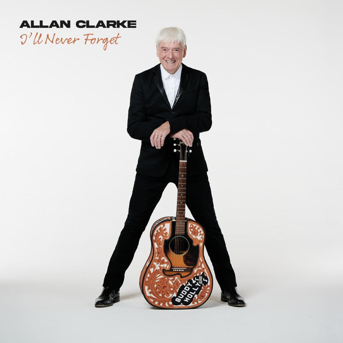 Allan Clarke mit Gitarre, stehend in einem Studio.