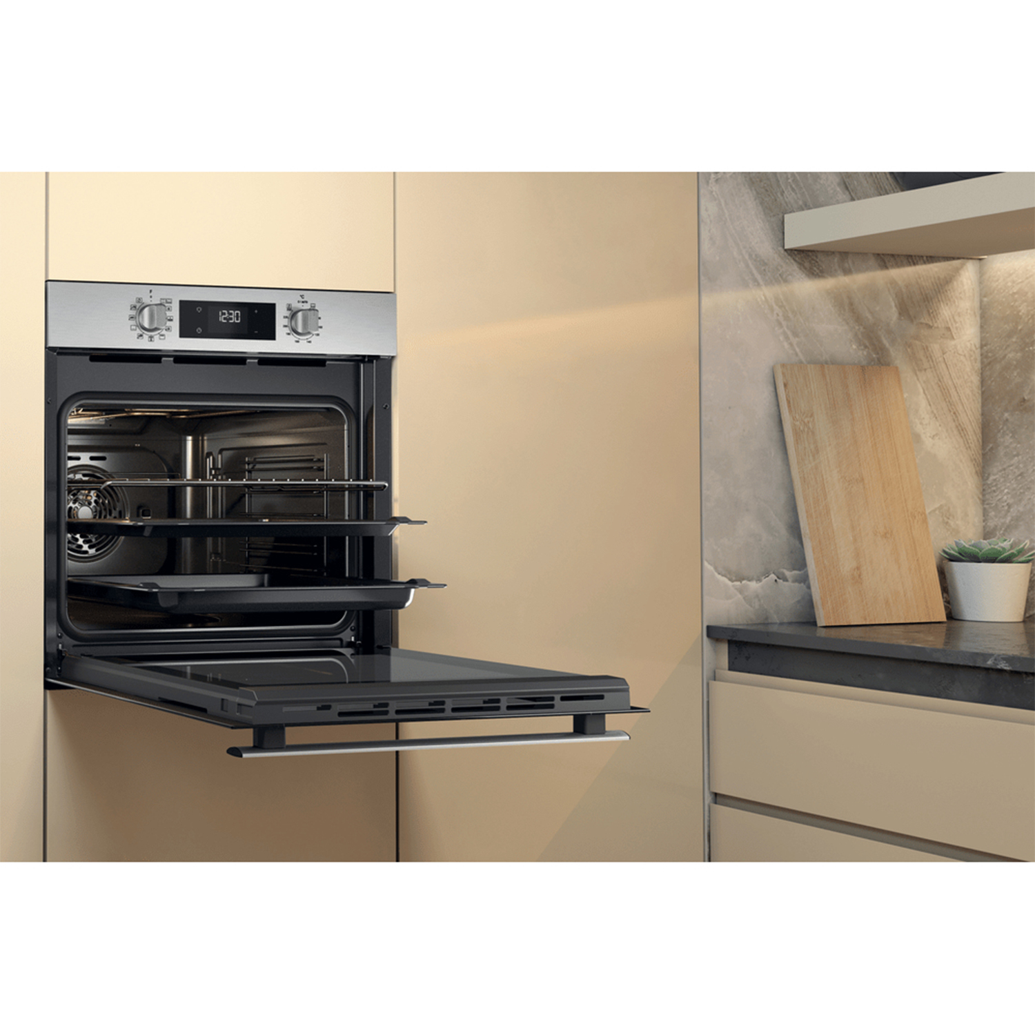 Un forno con la porta aperta e ripiani visibili, in una cucina beige.