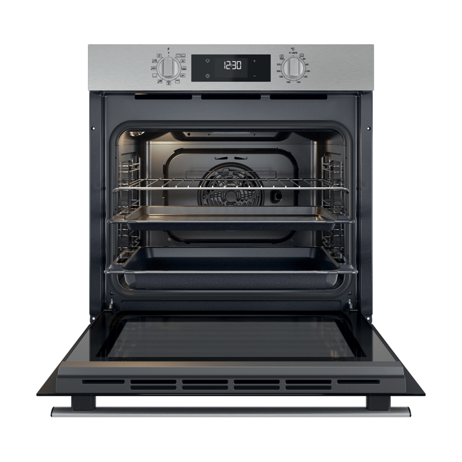 Un forno aperto. Ha tre ripiani, una ventola e un interno nero.