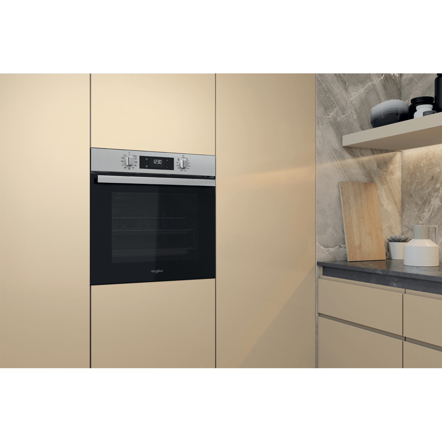 Un forno Whirlpool integrato in un mobile da cucina beige.