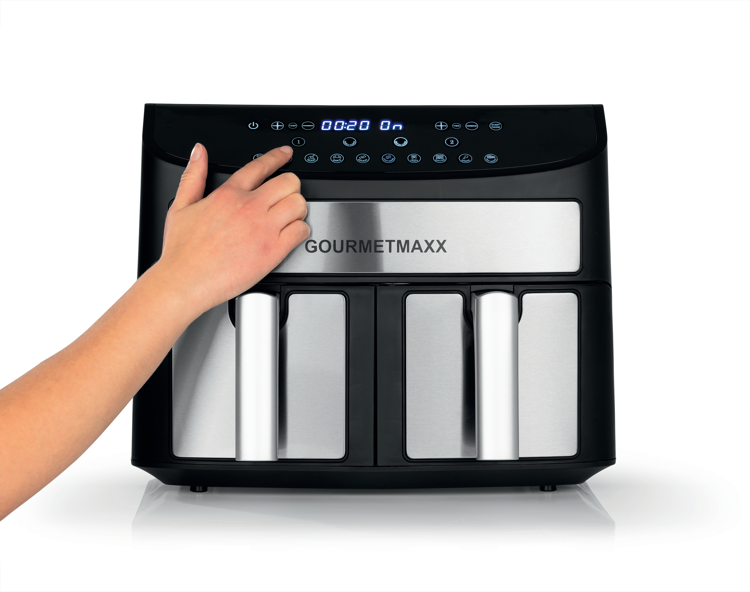 Eine Hand drückt eine Taste auf einer schwarz-silbernen Gourmentmaxx Heißluftfritteuse. Das Display zeigt einen Timer.