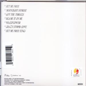 Pochette d'album blanche avec liste des titres et code-barres.