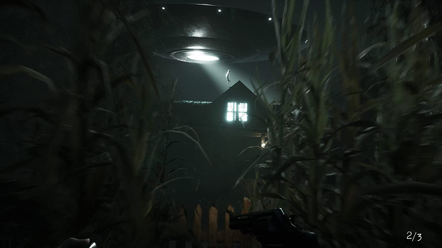 Escena de una película de terror, OVNI sobre una casa, maizal.