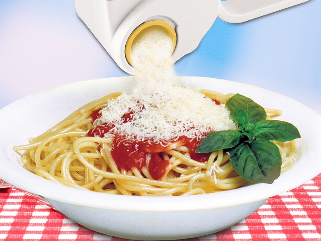 Spagetti vörös szósszal és reszelt sajttal, felülről reszelve.