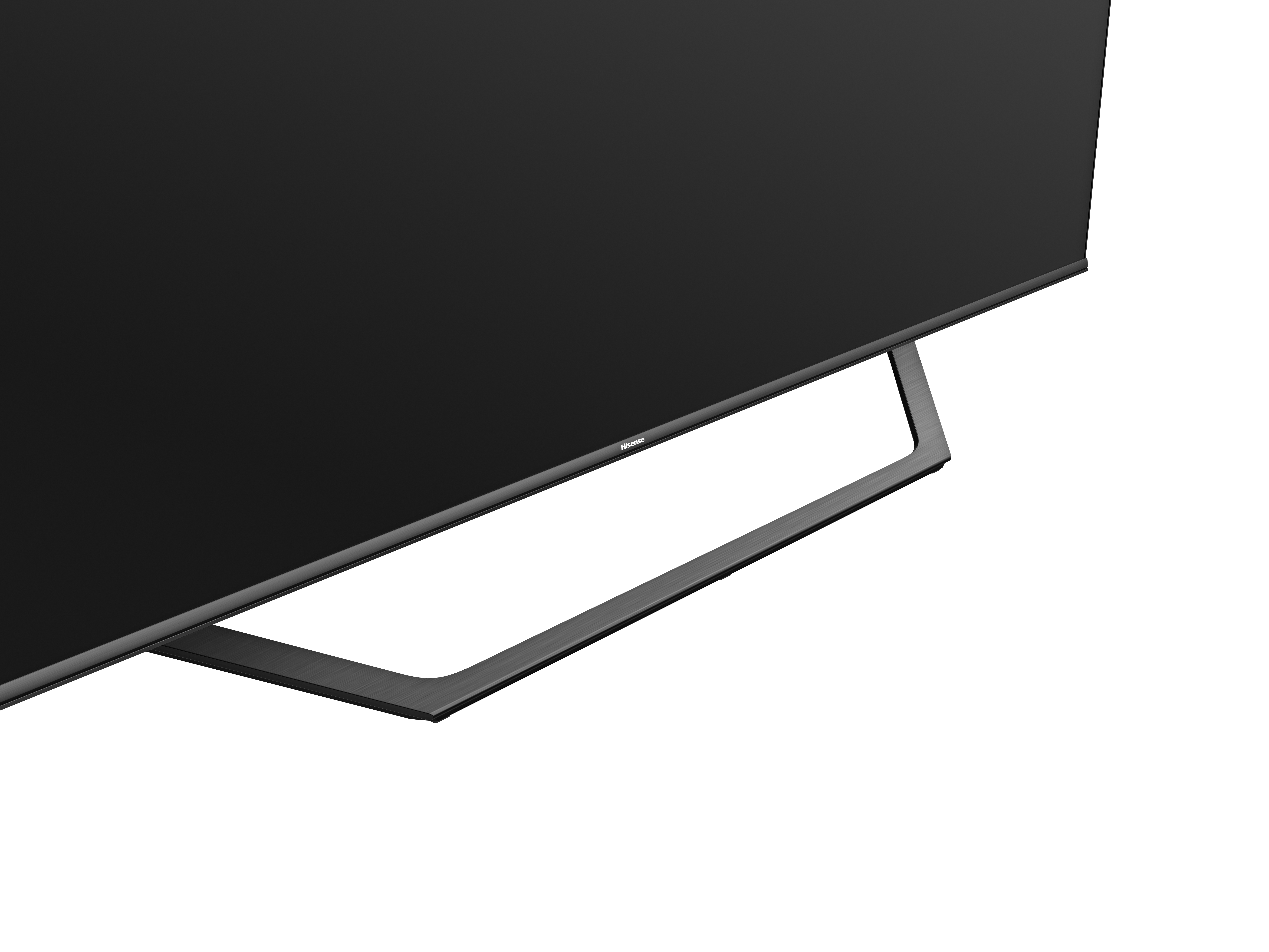 Un primer plano de la parte inferior de un televisor Hisense, que muestra el soporte y la pantalla.
