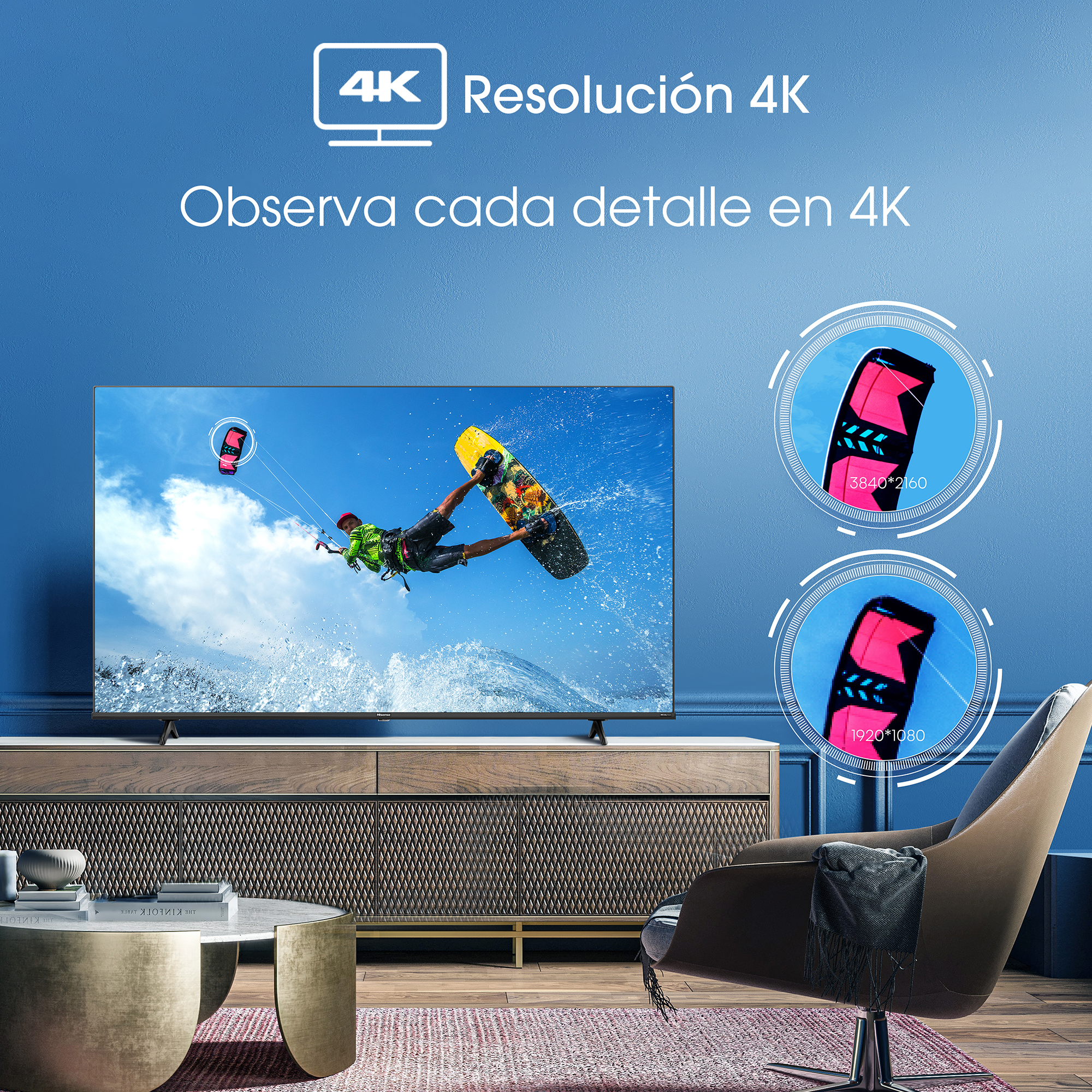 Una pantalla de TV muestra a una persona practicando kitesurf. La habitación tiene un sofá y una mesa de centro.