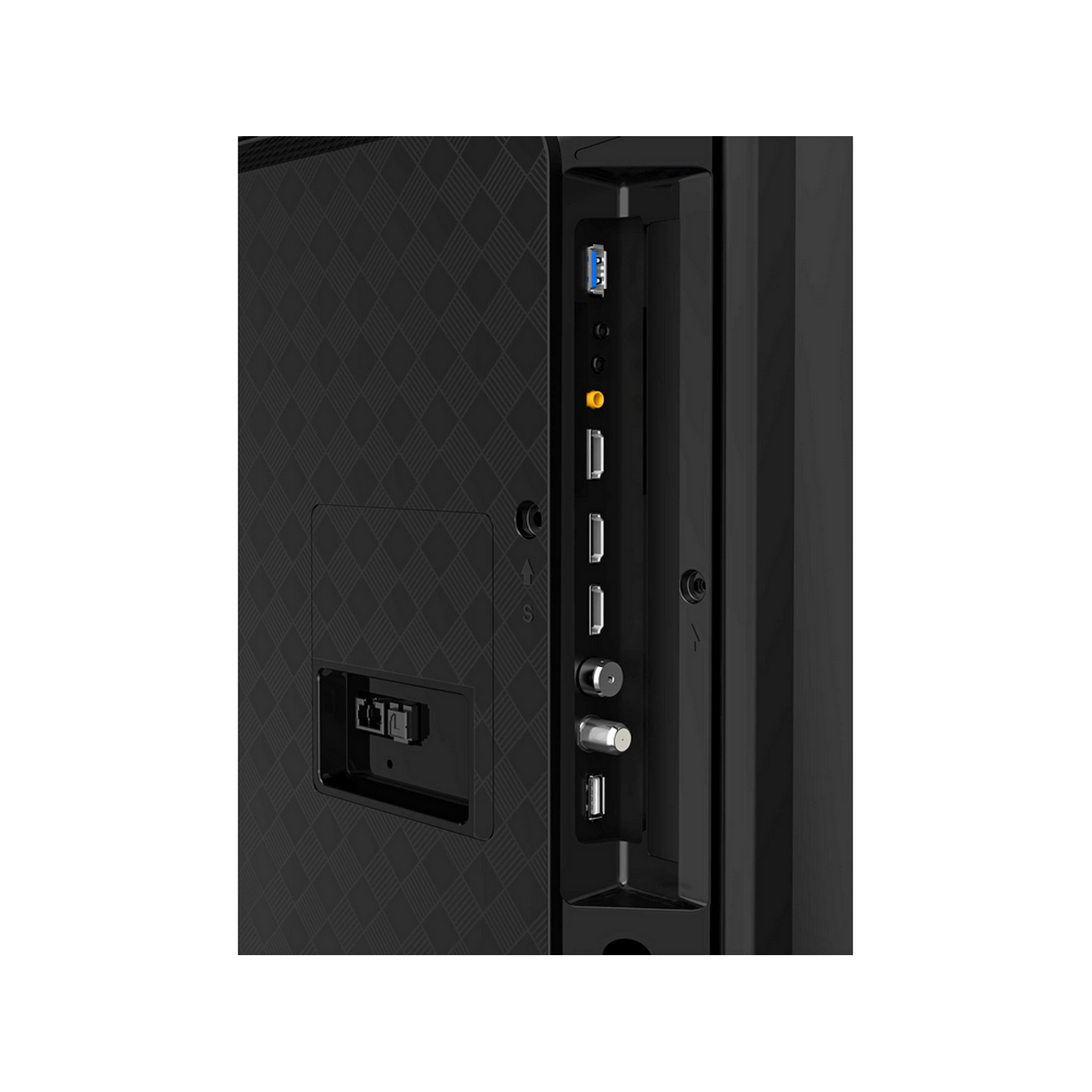 Primer plano de la parte trasera de un televisor negro, mostrando puertos, conectores y un enchufe.