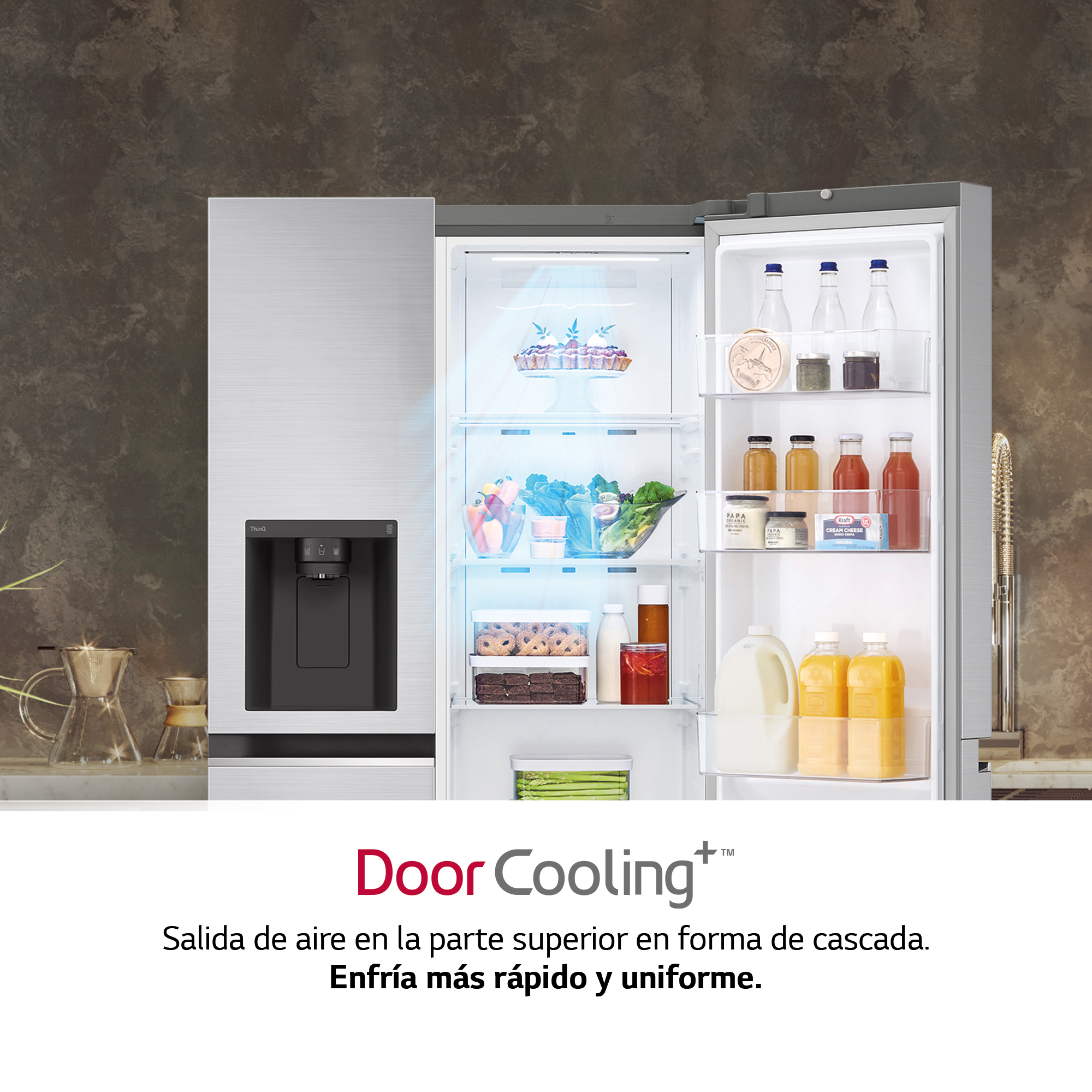 Refrigerador con puerta abierta, mostrando estantes con alimentos y bebidas; texto Door Cooling+.