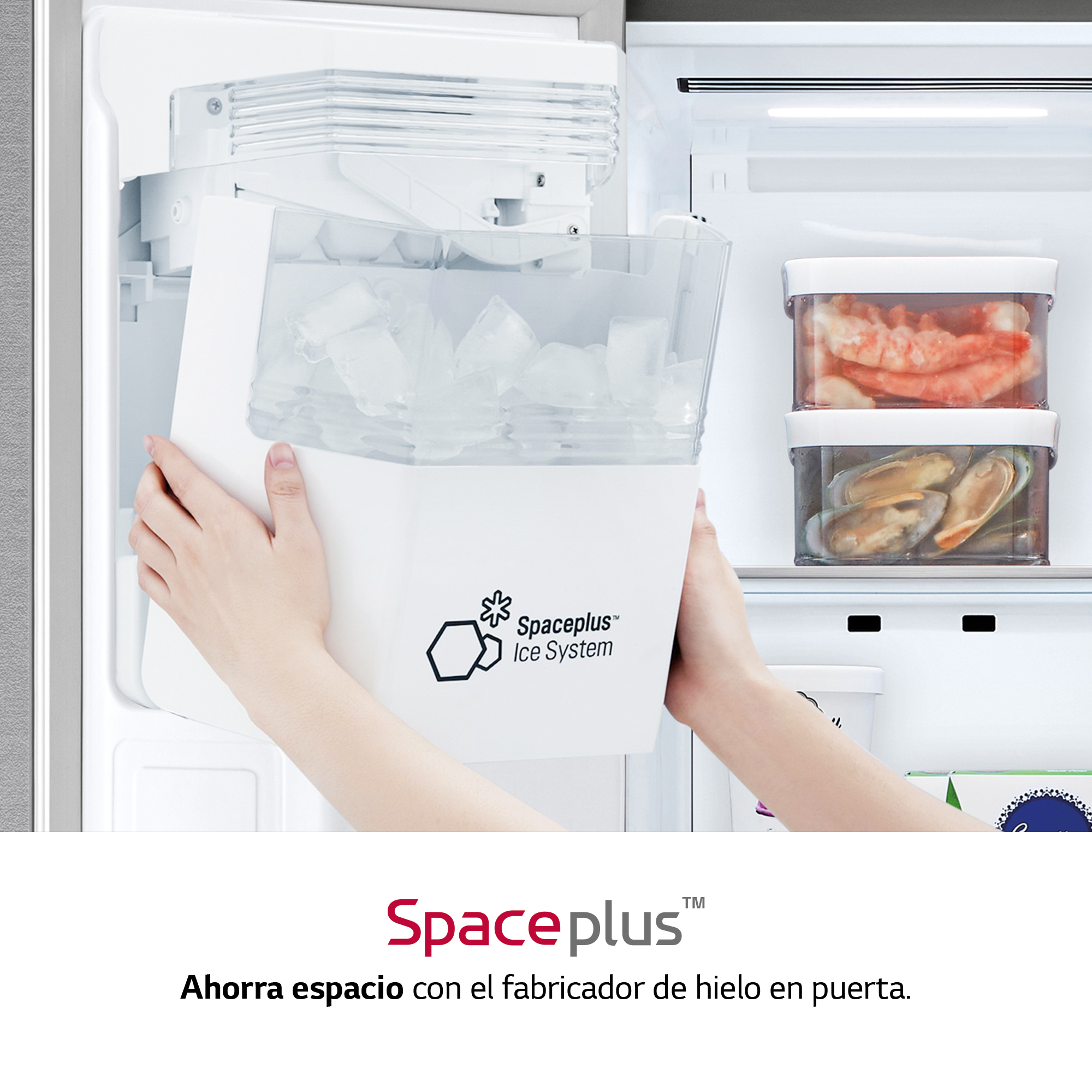 Una persona quitando una máquina de hielo blanca de un refrigerador. Texto: Spaceplus Ice System.