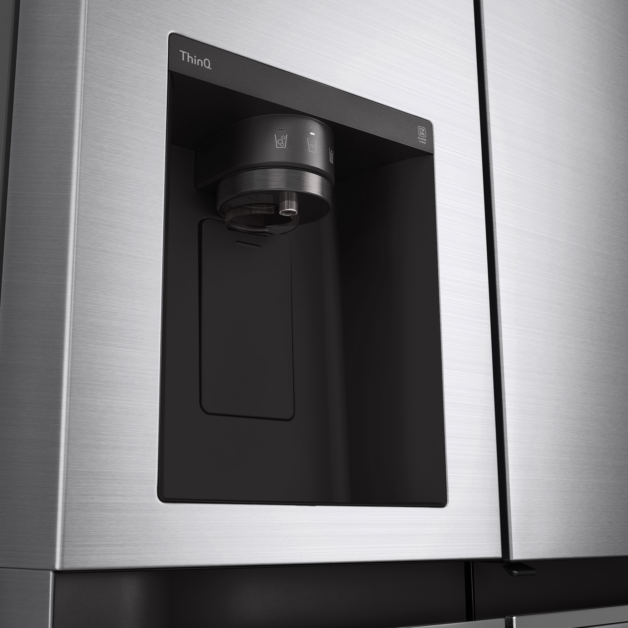 Un primer plano de la puerta de un refrigerador de acero inoxidable con un dispensador de agua.