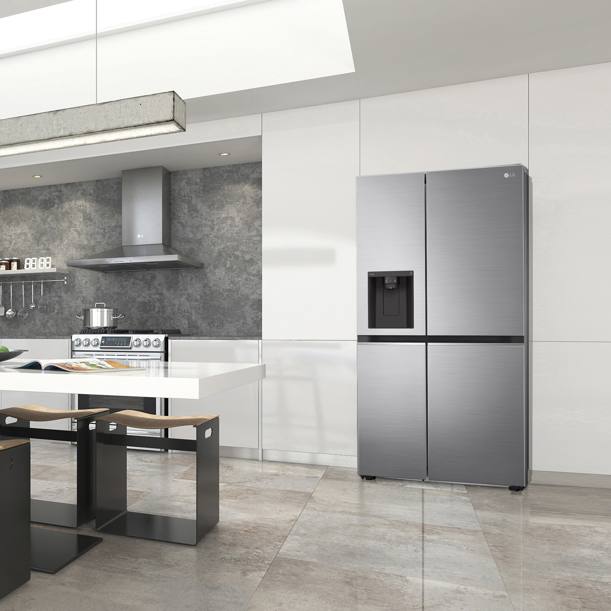 Cocina moderna con un frigorífico LG plateado. La cocina tiene una encimera blanca, taburetes y una campana de acero inoxidable.