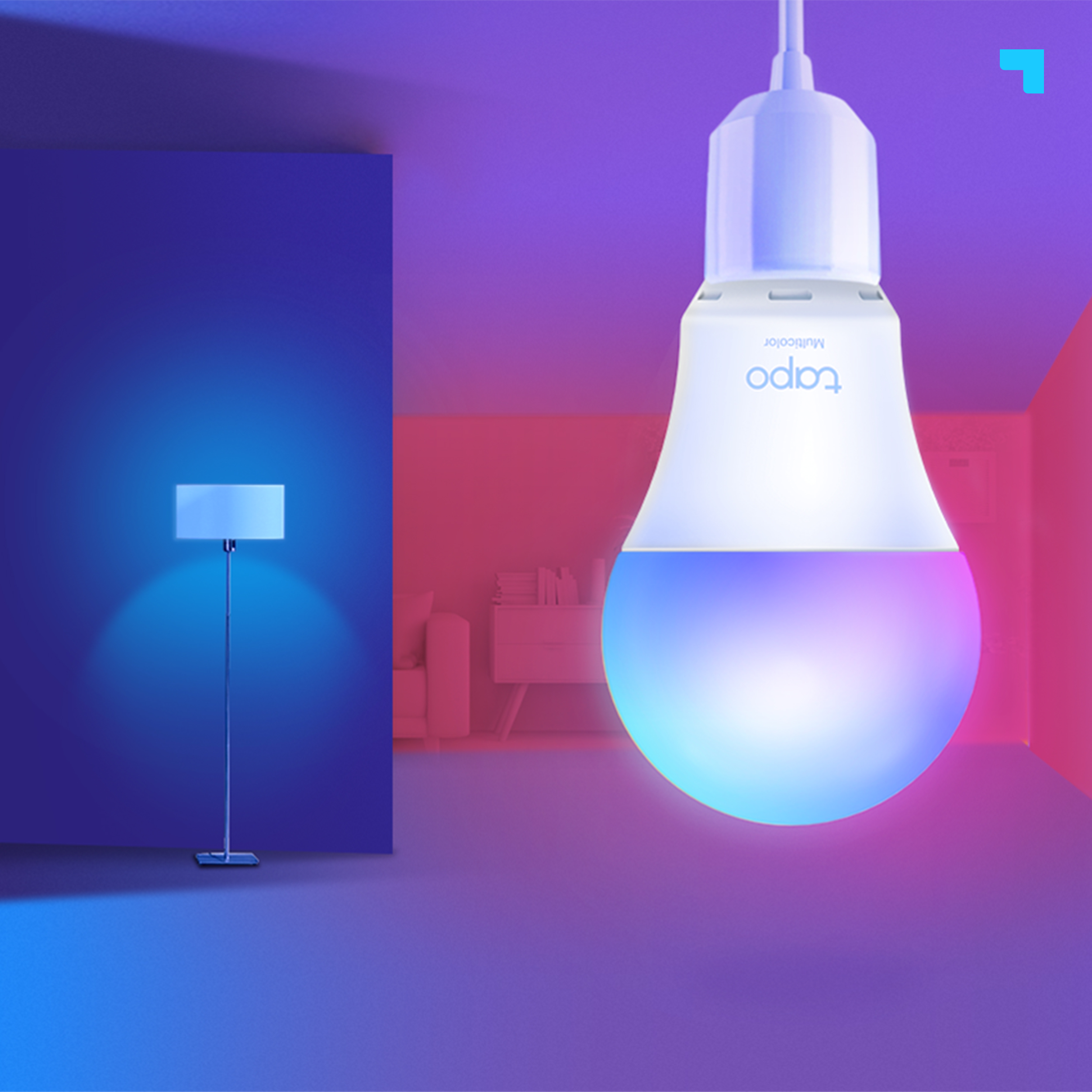 Una bombilla inteligente colorida colgando en una habitación con paredes azules y moradas.