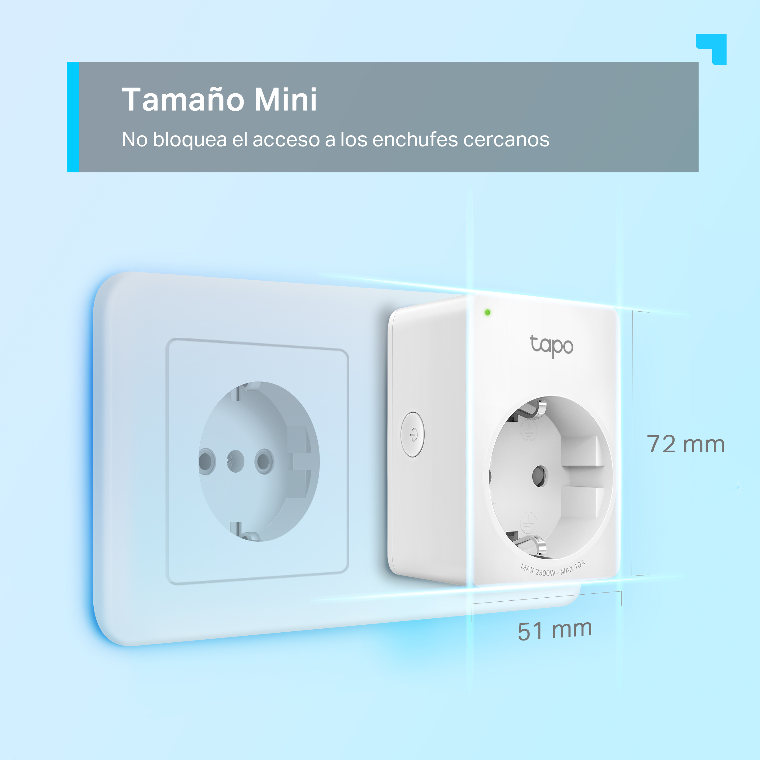 Un enchufe blanco de la marca Tapo está enchufado a un enchufe blanco sobre un fondo azul.