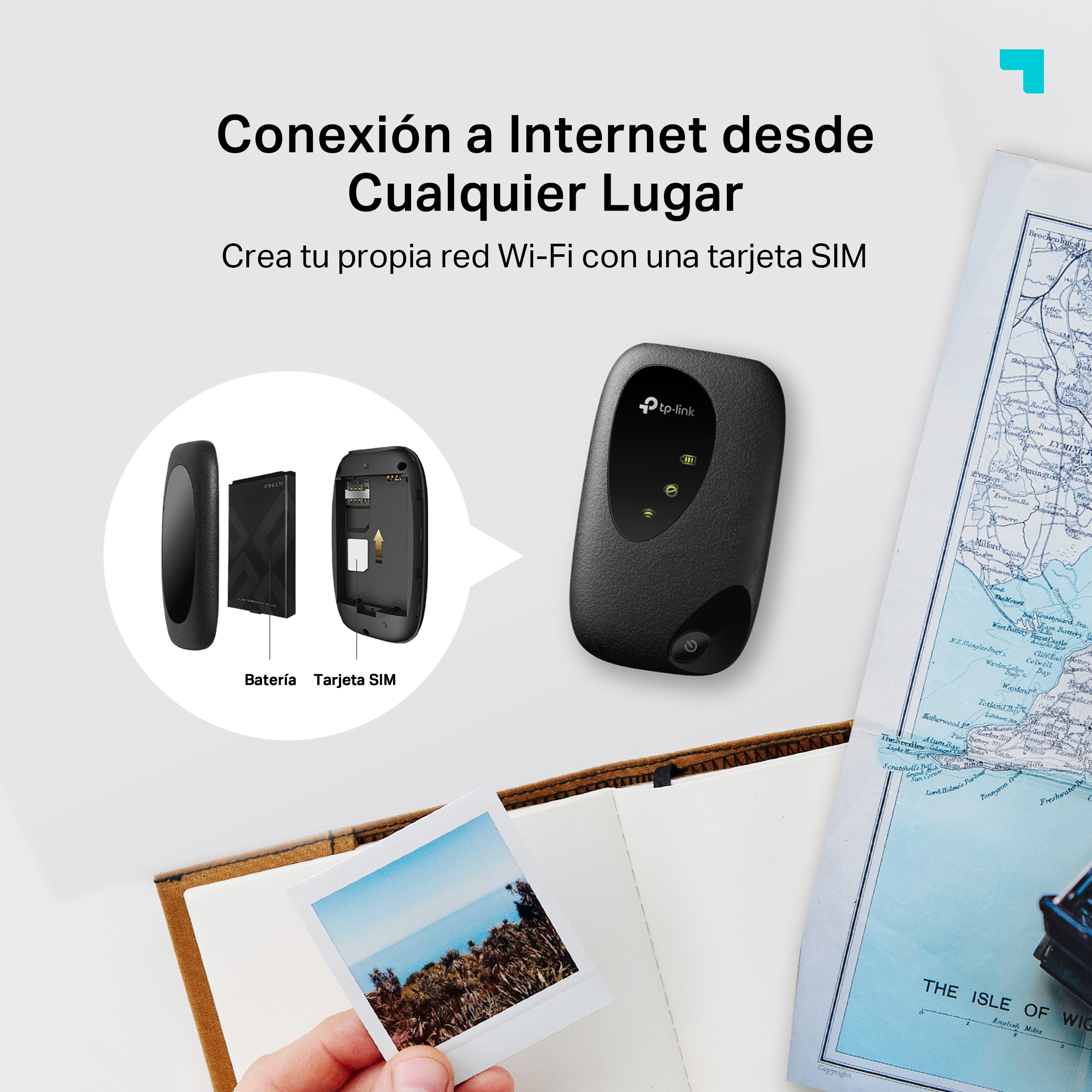 Persona sosteniendo un enrutador Wi-Fi móvil con tarjeta SIM.