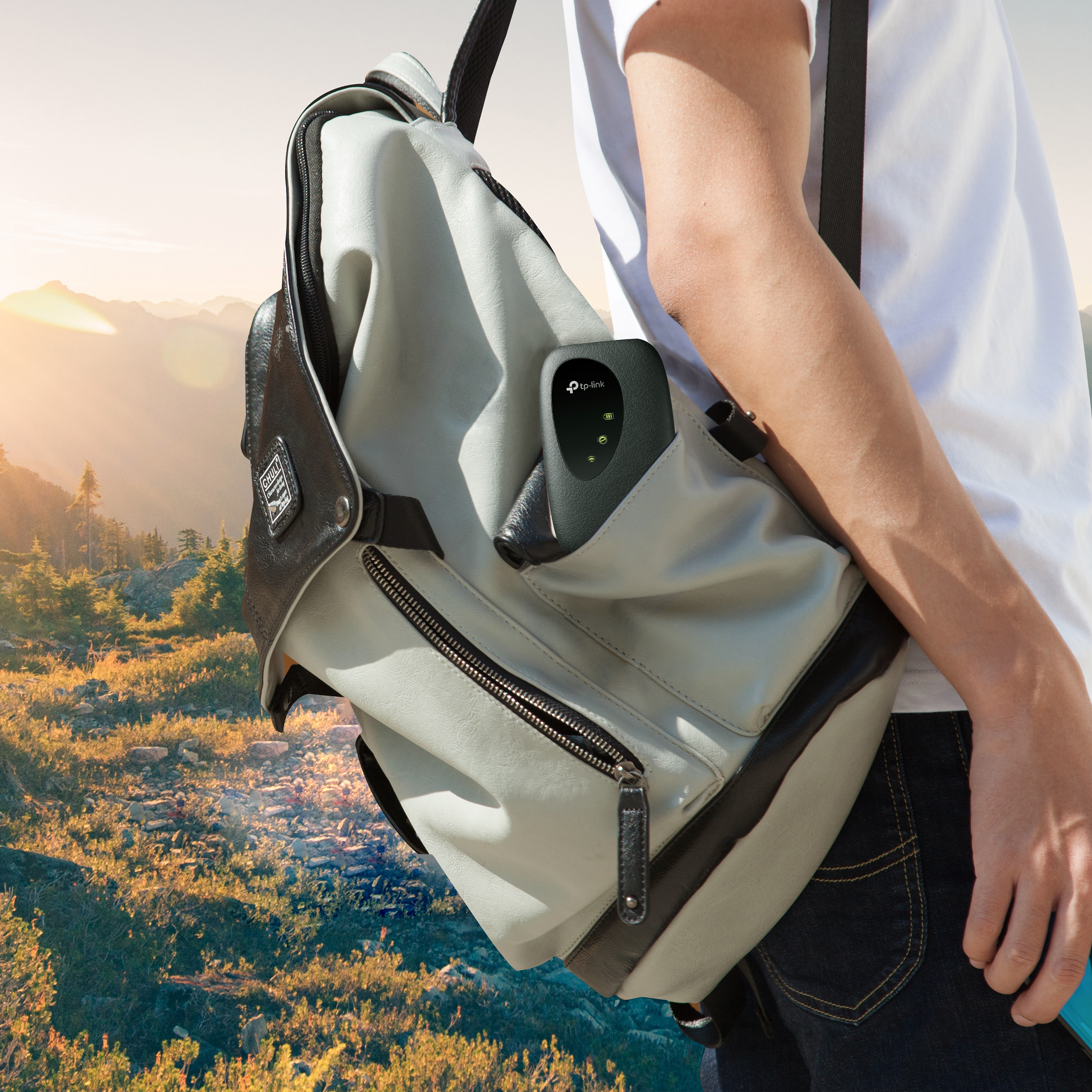 Una persona con una mochila. Un pequeño router TP-Link negro es visible en el bolsillo de la bolsa.