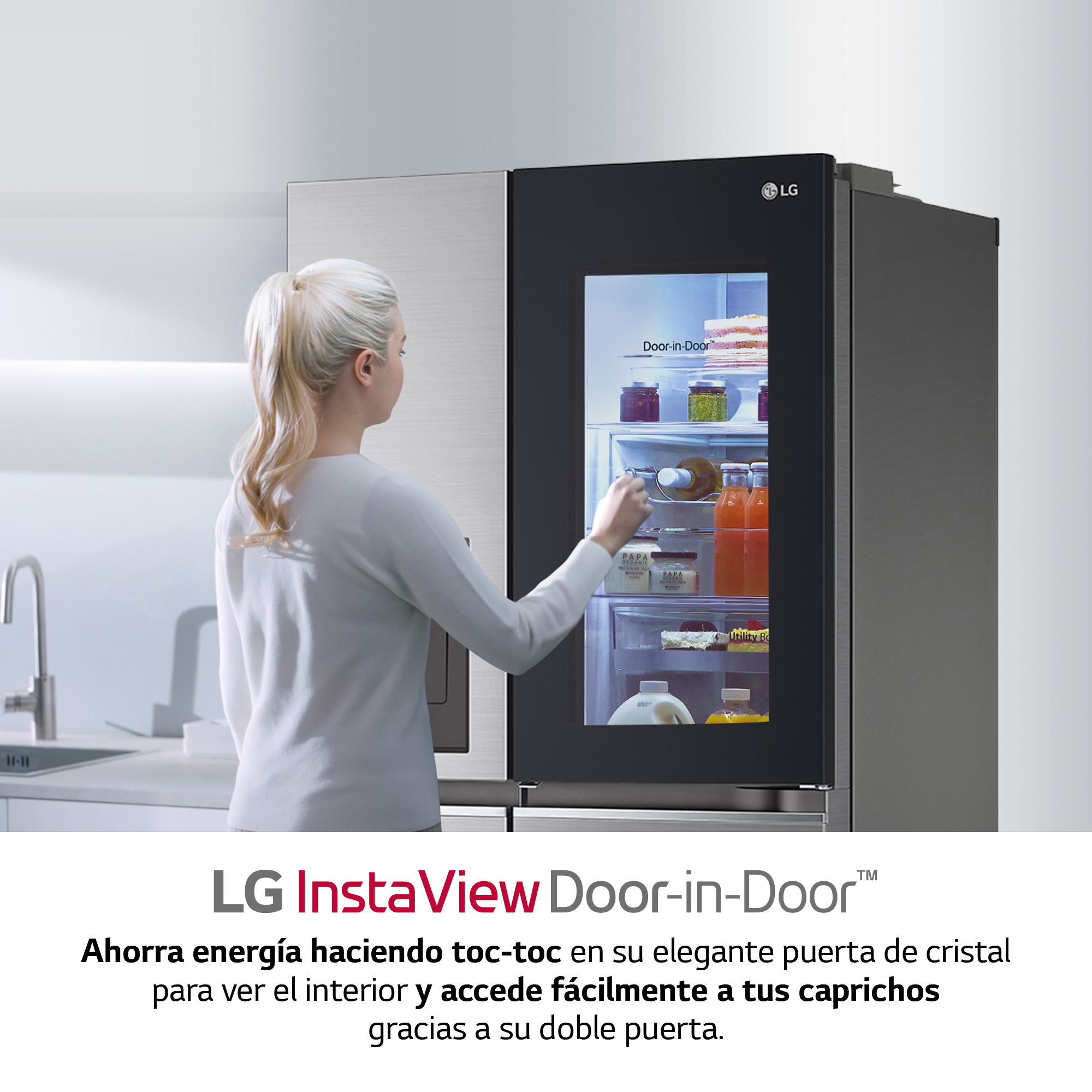 Mujer abriendo un refrigerador LG InstaView door-in-door. El interior es visible con comida y bebidas.