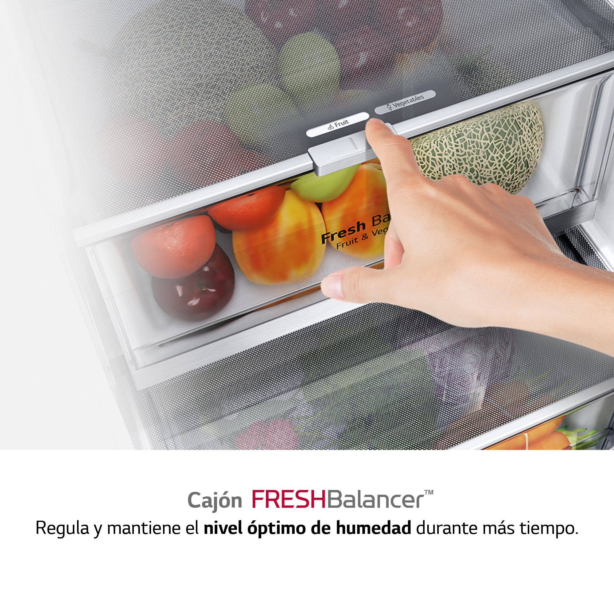 Una mano tocando el botón 'Fruta', dentro de un cajón de refrigerador con fruta.