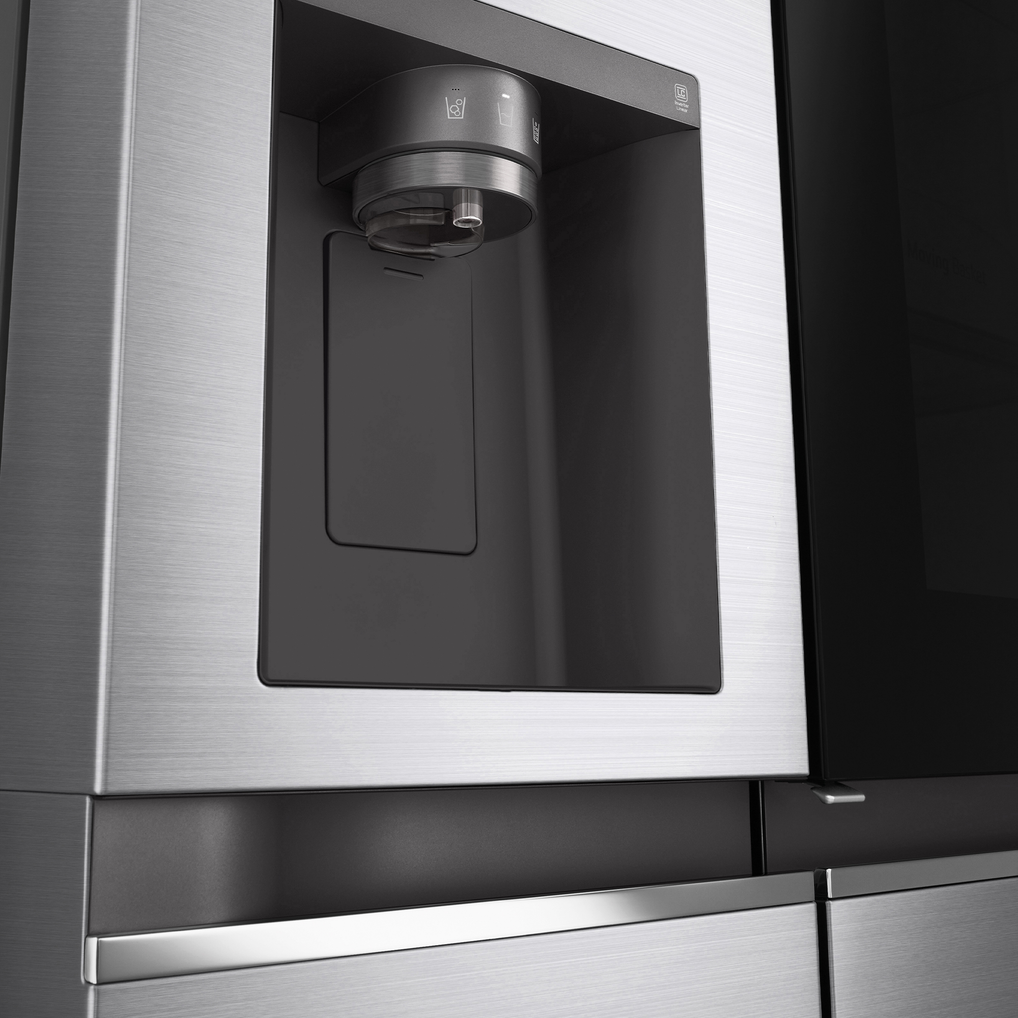 Primer plano del dispensador de agua de una puerta de refrigerador, con diseño metálico elegante.