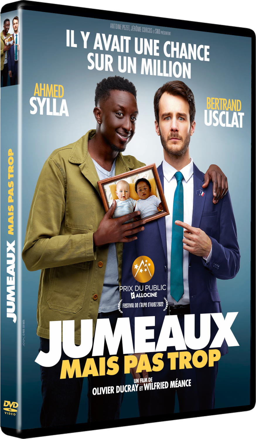 Franse film DVD-hoes: Twee mannen met baby's, de titel is Jumeaux mais pas trop, met een blauw en wit ontwerp.