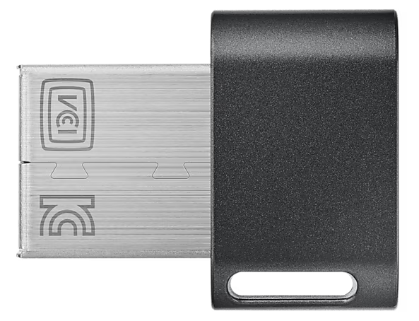 Közelkép egy USB meghajtóról. A meghajtó sötétszürke, ezüst csatlakozóval.