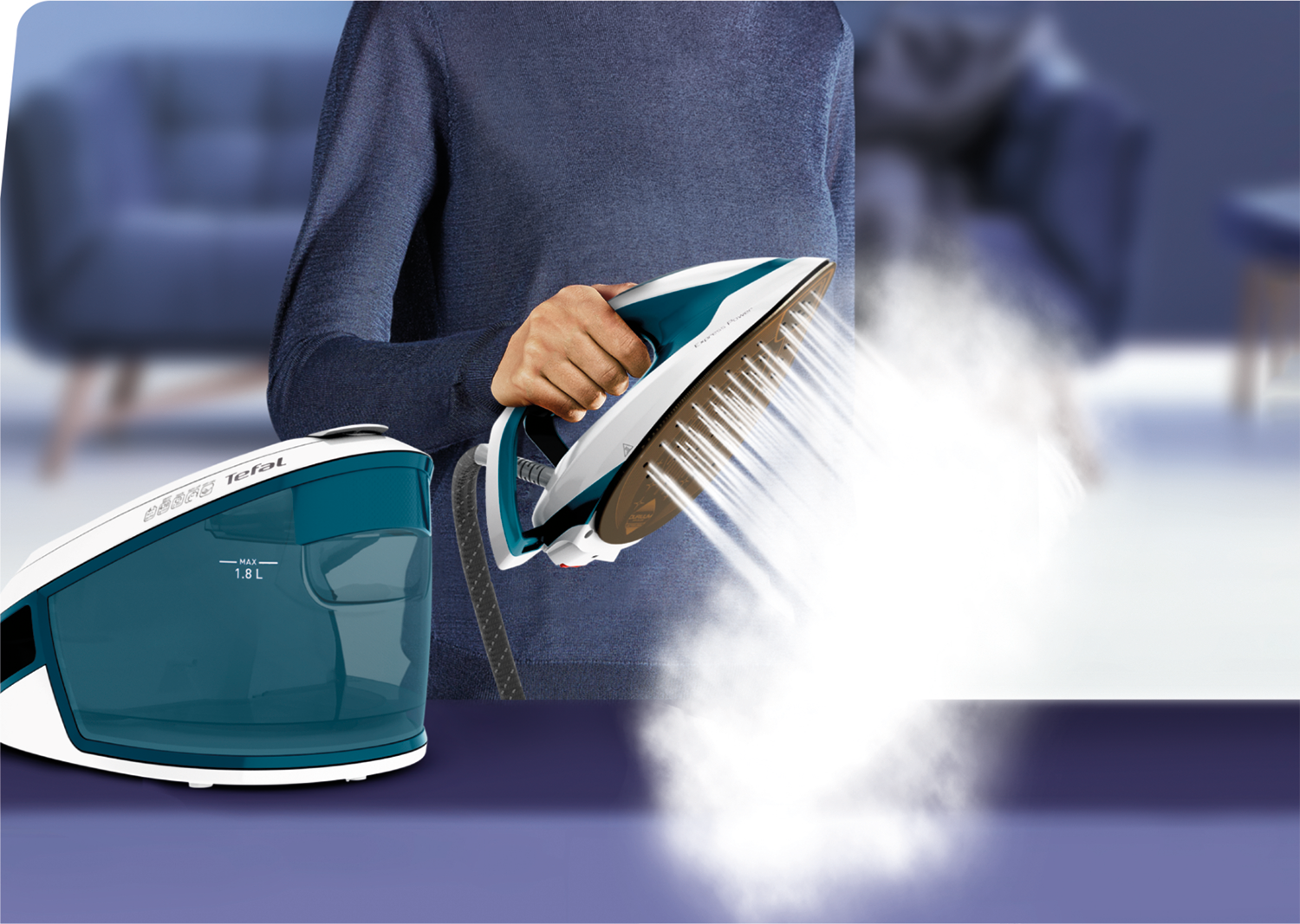 Een vrouw die een kledingstuk strijkt met een Tefal stoomstrijkijzer. Stoom komt vrij. Een watertank staat links.