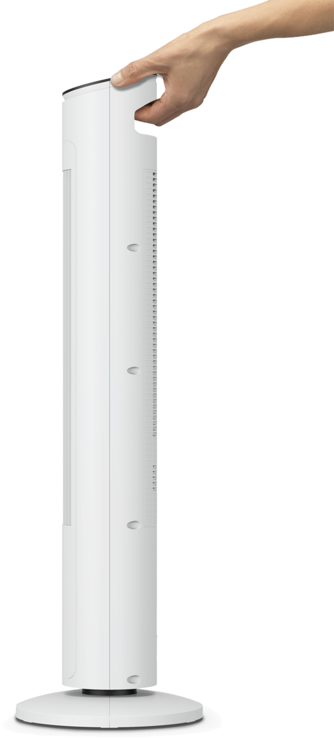 Une main tient un appareil cylindrique blanc. L'appareil a une base et des évents. Le fond est un dégradé de blanc et de gris.