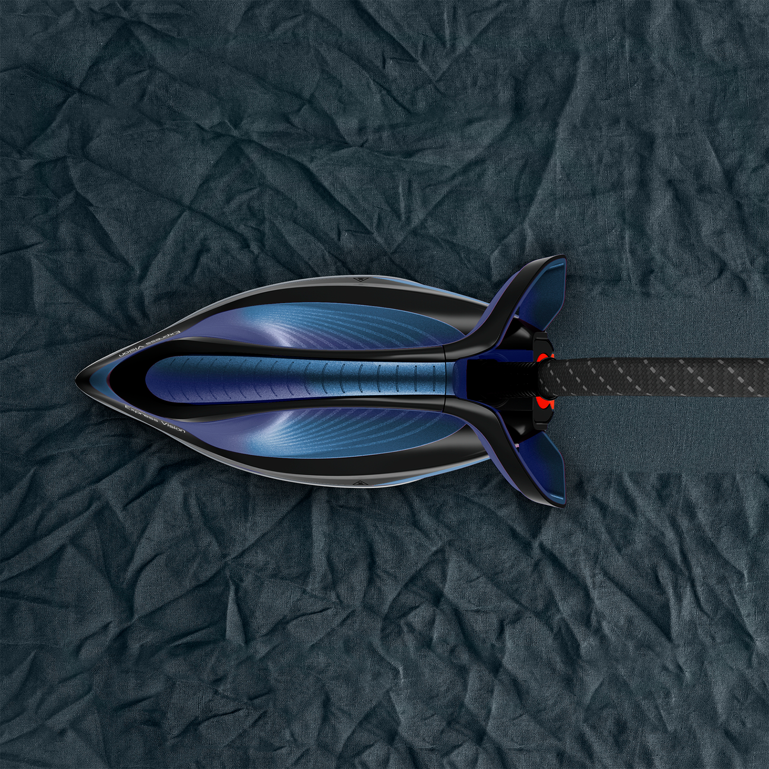 Pijl-vormig object op donkere stof. Het heeft blauwe en zwarte kleuren.