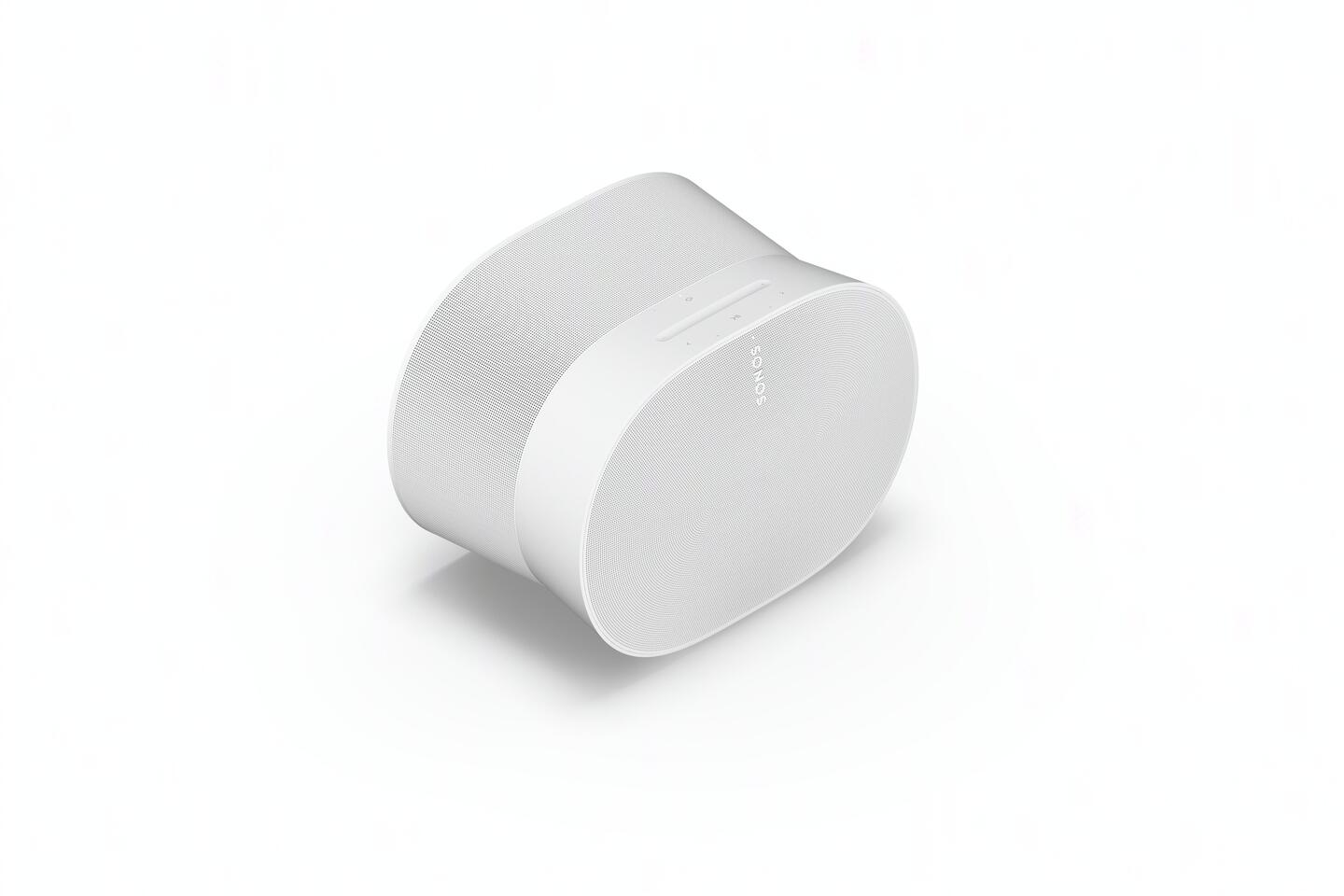 Un altavoz blanco y curvo con textura similar a tela sobre un fondo blanco.