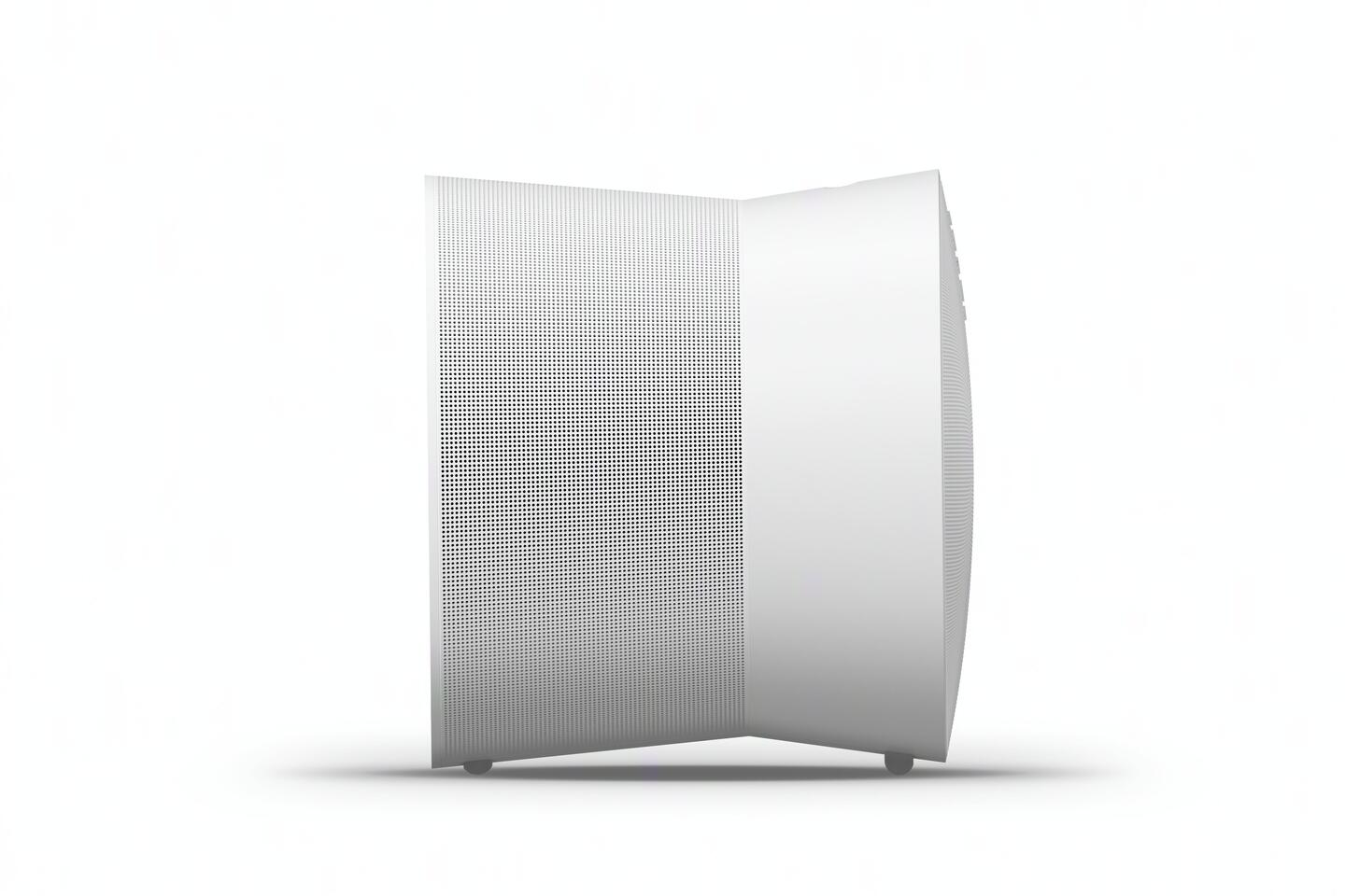 Un altavoz blanco con una parte frontal perforada y un lado curvo.