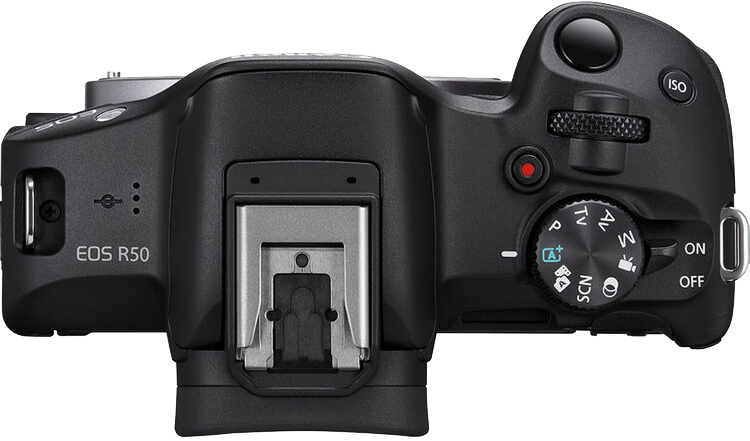 Fekete Canon EOS R50 kamera felülnézete. Gombok, tárcsák és a vakupapucs láthatók.