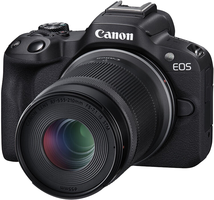 Egy fekete Canon EOS R50 kamera objektívvel. Fehér háttér.