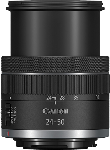 Egy fekete Canon 24-50 mm-es objektív, ezüst gyűrűvel az alján. Az objektíven fókuszjelzések találhatók.