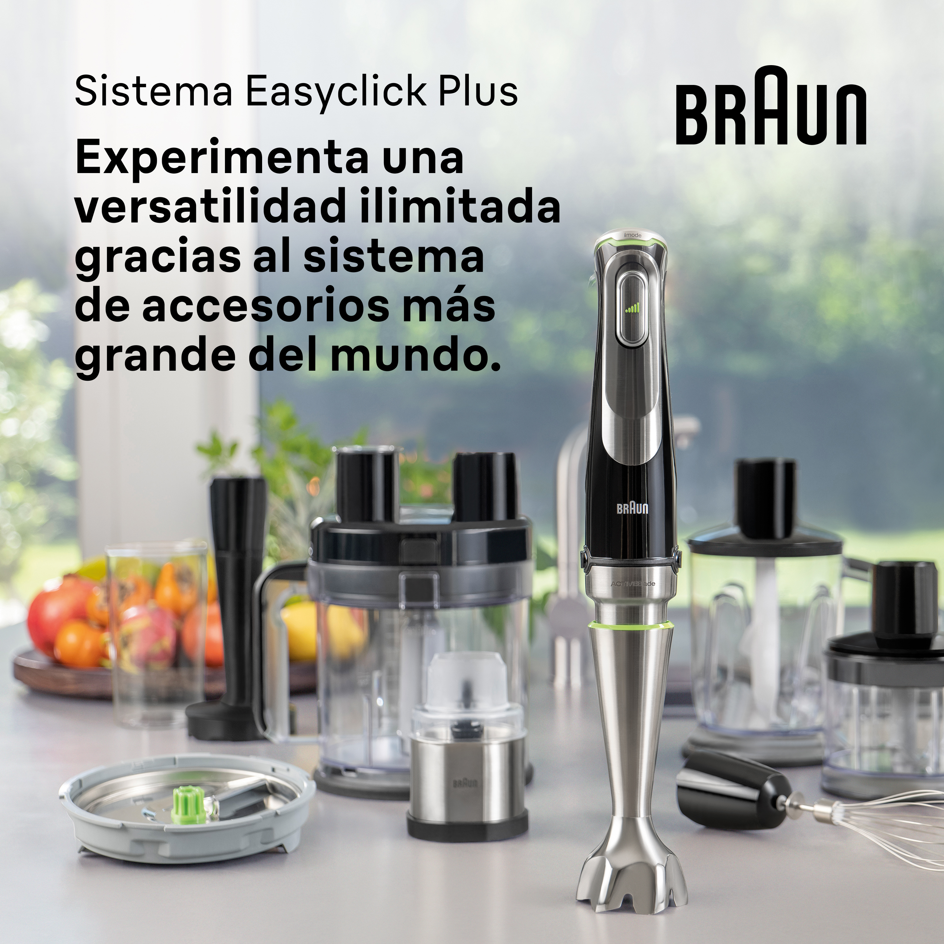 Una batidora de mano con varios accesorios sobre una mesa, junto con un texto y el logotipo de Braun.