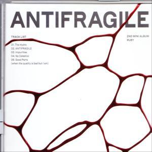 Egy 'Antifragile' című album borítója, absztrakt piros vonalakkal fehér háttéren.