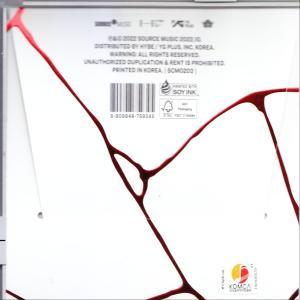 CD borító hátulja, piros festékcsíkokkal és szöveggel több nyelven.