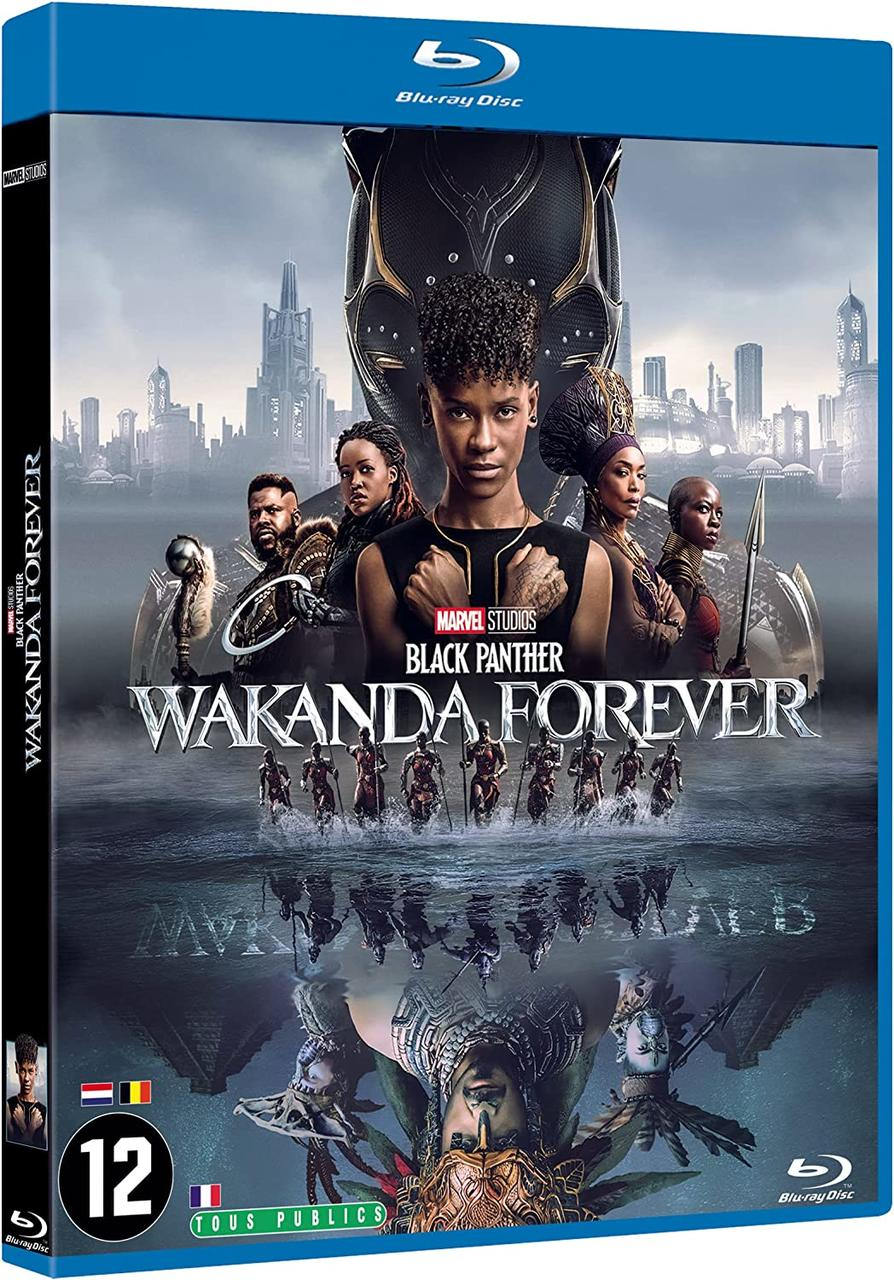 Black Panther: Wakanda Forever Blu-ray cover. Personages op een blauwe achtergrond.