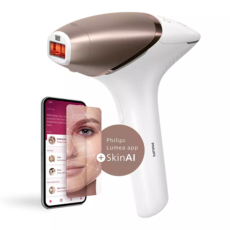 Nő Philips Lumea készüléket tart, telefonnal, amely SkinAI-vel készített arcanalízist mutat.