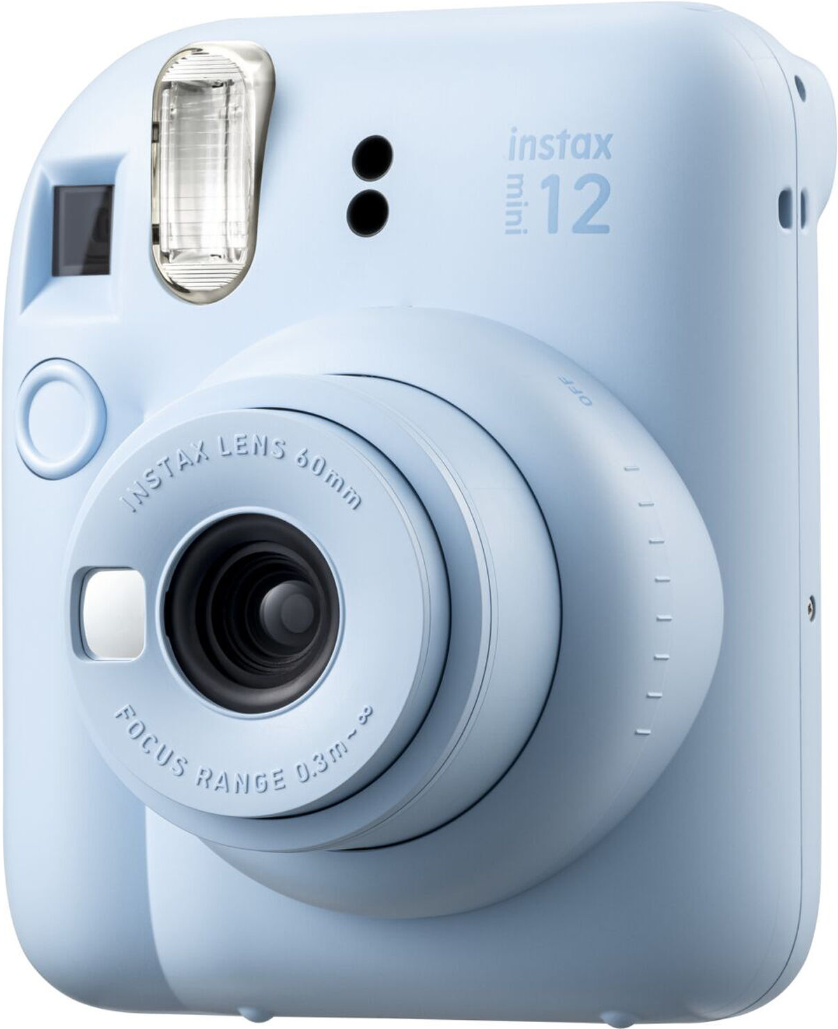 Hellblaue Instax Mini 12 Kamera. Objektiv, Blitz und Knöpfe sichtbar. Nahaufnahme.