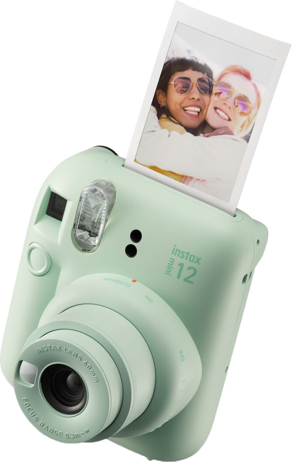 Minzgrüne Instax Mini 12 Kamera. Ein Foto mit zwei lächelnden Frauen wird ausgegeben.