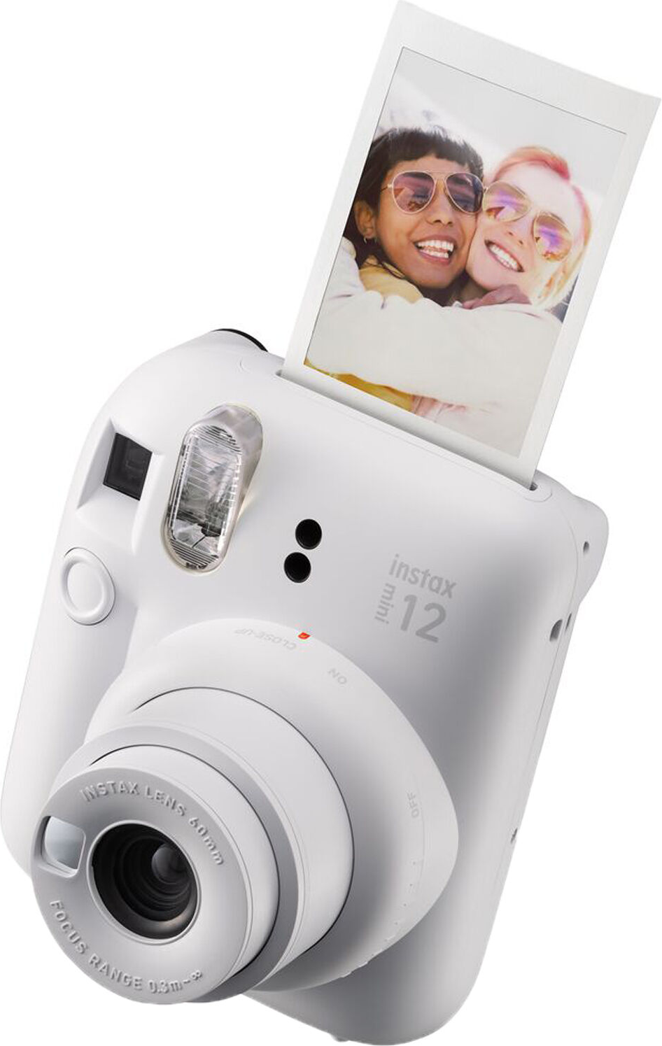 Fotocamera Instax Mini 12 bianca con foto di due donne sorridenti. Fotocamera angolata.