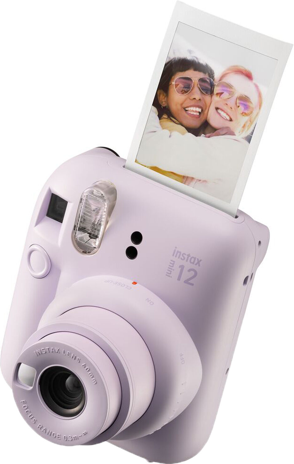 Eine lila Instax-Kamera, aus der ein Foto ausgeworfen wird.