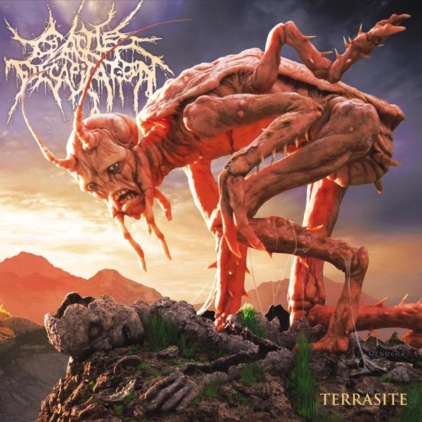 Pochette d'album d'une créature grotesque avec des traits d'insecte et une scène de montagne.